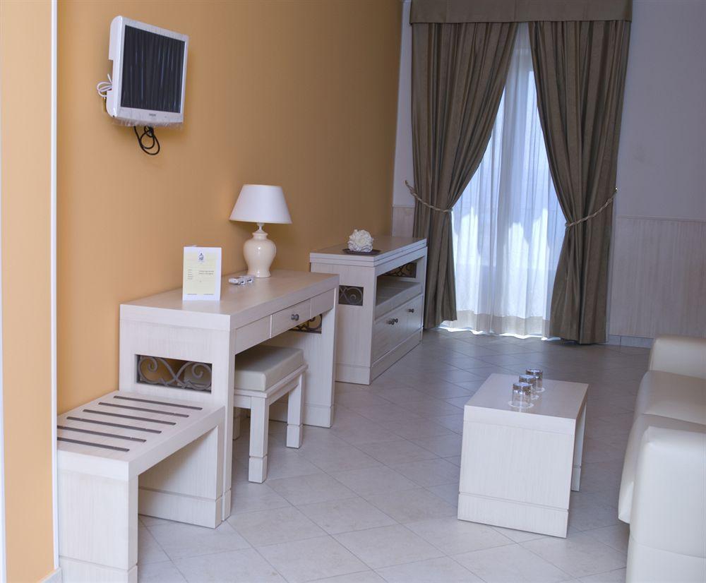 Palazzo Reginella Aparthotel โบวาลิโนมารินา ภายนอก รูปภาพ