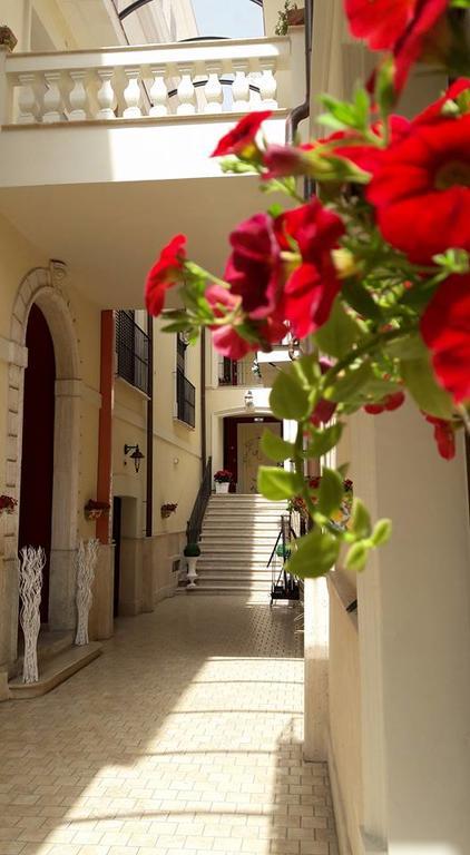 Palazzo Reginella Aparthotel โบวาลิโนมารินา ภายนอก รูปภาพ