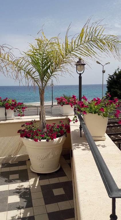 Palazzo Reginella Aparthotel โบวาลิโนมารินา ภายนอก รูปภาพ